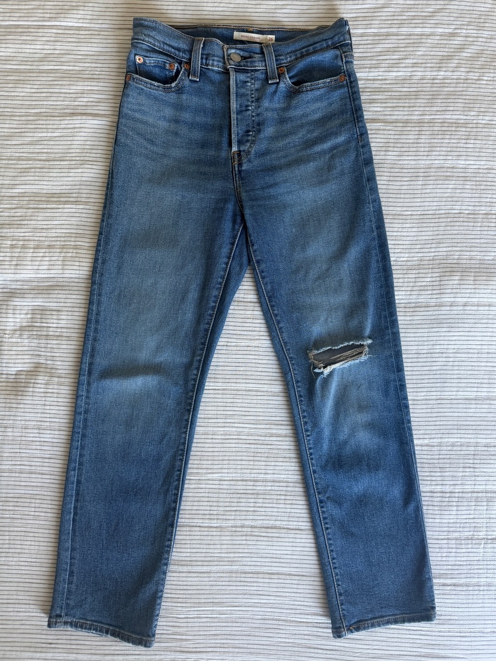 Levi’s Wedgie Straight Leg Women’s Jean in Medium Wash Distressed Knee (Size 26)